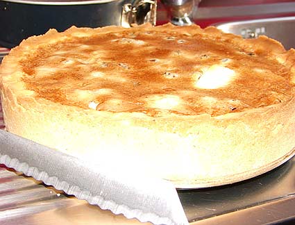 Frischgebackener, unangeschnittener Apfel-Rosinenkuchen mit Rahmguss!