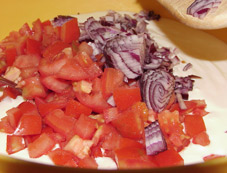 Die Tomaten und die Zwiebeln unter den Joghurt rhren!
