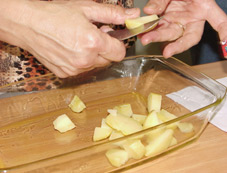 Die gekochten Kartoffeln in mundgerechte Stcke zerschneiden!