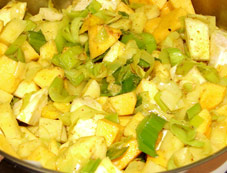 Krbis, Lauch, Apfel, Kartoffeln und Sellerie werden angednstet.