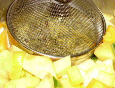 Das Lemongras wird im Teesieb mitgednstet.