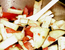 Auberginen und Tomaten in mundgerechte Stücke zerschneiden! Auberginen und Tomaten in mundgerechte Stücke zerschneiden!