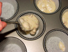 Den Teig portionsweise in die gutgefetteten Muffinformen einfllen.