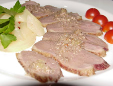 Zarter gednsteter Schweineschinken mit Zwiebelsauce, Kartoffeln und Cherrytomaten!