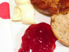 Brioches mit Butter und Marmelade auch zum Frhstck!