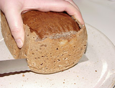 Ein frisches Buchweizenbrot wird angeschnitten; Brotmaschine!