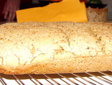 Ein frisches Vollkornbrot mit Sesam kurz nach dem Backen!