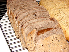 Gf-Buchweizenbrot und Sesambrot in Scheiben!