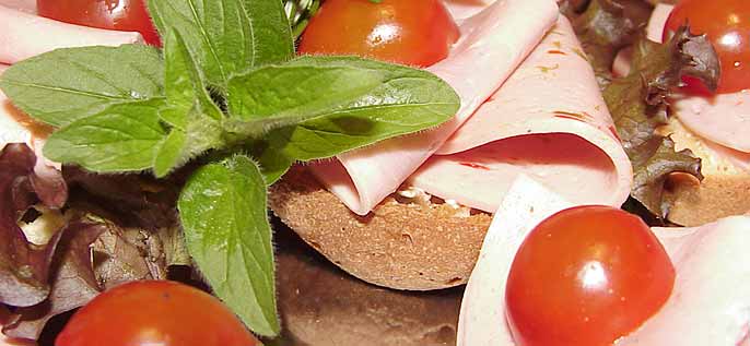 Kleine Schnittchen mit gf-Frischwurst und Cherrytomaten!