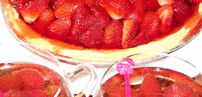 Gf-Bltterteigtortenboden mit frischen Erdbeeren und Bowle!