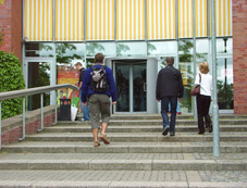 Treppenstufenaufgang im Empfangsbereich der FH des Bundes!