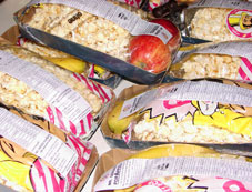 Warenprsentation von Popcornpaketen mit verschiedenen Obstbeigaben!
