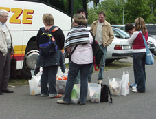 Besucher im Gesprch kurz vor der Abreise mit einem Reisebus!