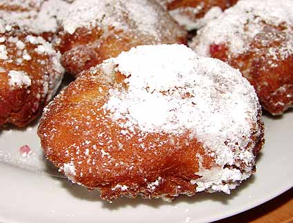 Frische heiße Krapfen in Kokosfett ausgebacken! Frische heiße Krapfen in Kokosfett ausgebacken!