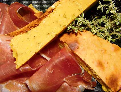 Kräuterfladenbrot, Knochenschinken und Zitronentymian auf schwarzem Brettchen! Kräuterfladenbrot, Knochenschinken und Zitronentymian auf schwarzem Brettchen!
