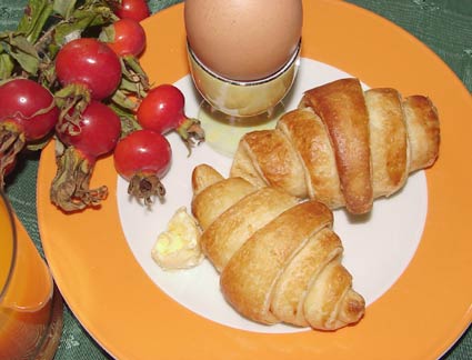 Glutenfreie Hrnchen mit Ei und Butter garniert!