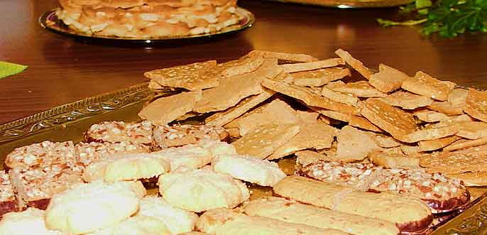 Gemischte Weihnachtspltzchen auf Platte dekoriert!