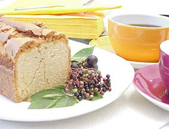 Sandkuchen mit Holunderzweigen dekoriert!