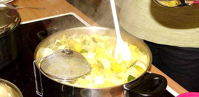 Das Lemongras wird im Teesieb in der Krbissuppe mitgednstet.