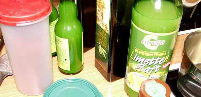 Limettensaftflasche, Olivenl und diverse ayurvedische Zutaten!