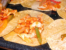 Ein Taco mit Hähnchenfleischfüllung! Ein Taco mit Hähnchenfleischfüllung!