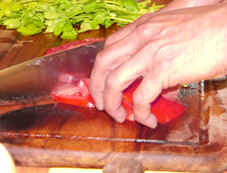 Die frischen Tomaten werden in grobe Stücke zerschnitten! Die frischen Tomaten werden in grobe Stücke zerschnitten!