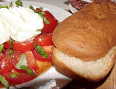 Tomaten-Mozarella mit frischem gf-Baguette!
