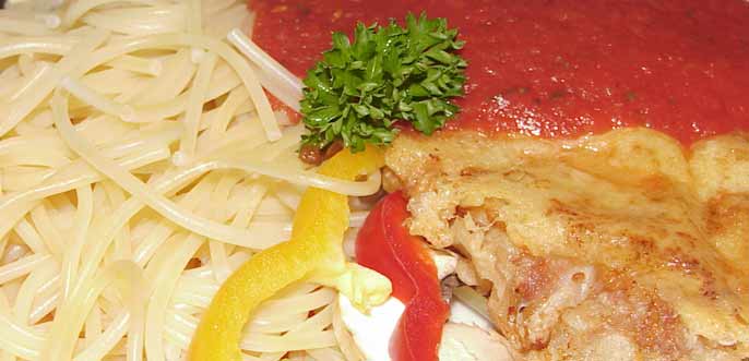 GF-paniertes Schnitzel mit selbstgemachter Tomatensauce und Nudeln!