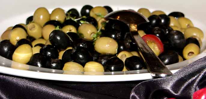 Ein Teller mit schwarzen und grnen Oliven!