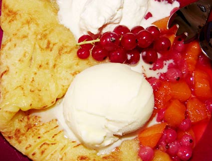 Pfannkuchen mit warmer Fruchtsauce und Vanilleeis! Pfannkuchen mit warmer Fruchtsauce und Vanilleeis!