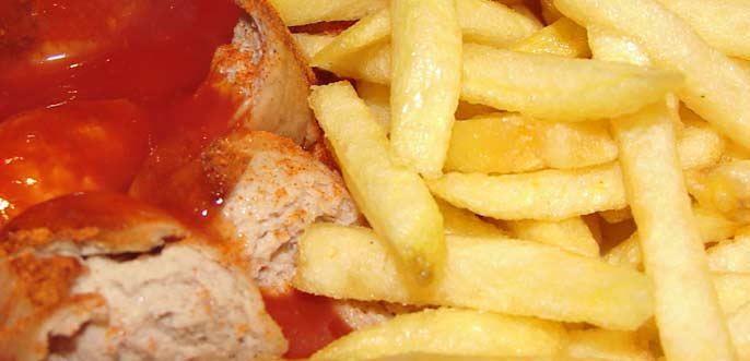 Ein Klassiker: Pommes mit Currywurst!