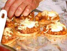Die Sopes werden mit Käse und Creme fraiche ausgarniert! Die Sopes werden mit Käse und Creme fraiche ausgarniert!