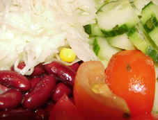 Gemischer Salat mit Gurken, Kraut, Tomaten und Kidneybohnen!