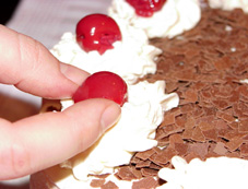 Die Torte wird zuletzt mit 12 gutabgetropften Sauerkirschen ausgarniert!