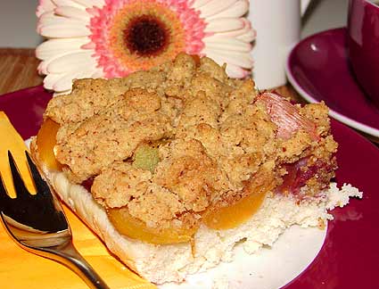 Ein Stück bunter Hefestreuselkuchen mit Deko! Ein Stück bunter Hefestreuselkuchen mit Deko!