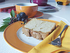 Komposition aus Sandkuchen, Kaffeegedeck, Obst und Kerzen!
