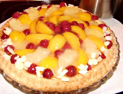 Ansicht eines gesamten Tortenbodens mit bunten Früchten belegt! Ansicht eines gesamten Tortenbodens mit bunten Früchten belegt!