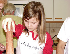 Ein Kind formt Maistortillas mit Hilfe der mexikanischen Presse! Ein Kind formt Maistortillas mit Hilfe der mexikanischen Presse!