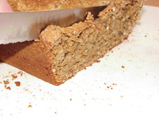 Gf-Vollkornbrot wird mit dem Brotmesser aufgeschnitten!