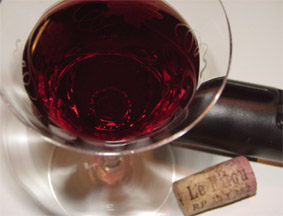 Weinglas mit Rotwein gefllt nebst Korkenzieher!
